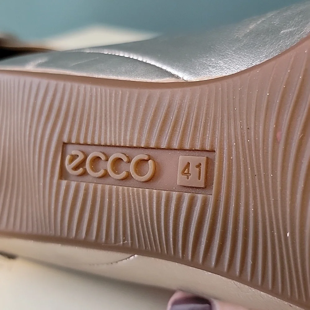 ECCO‎ Owando Light Gold Metallic Button Flats Eur 41, US 10.5